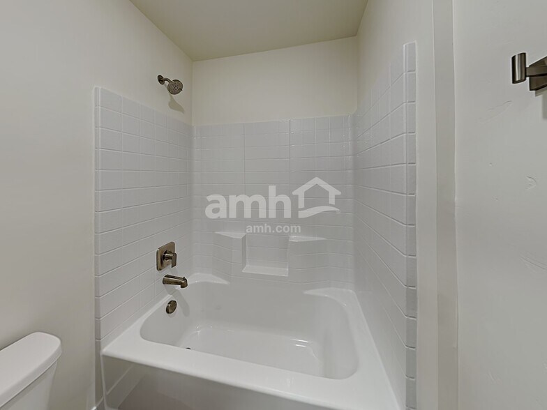 Building Photo - 701 S Rocker Ave