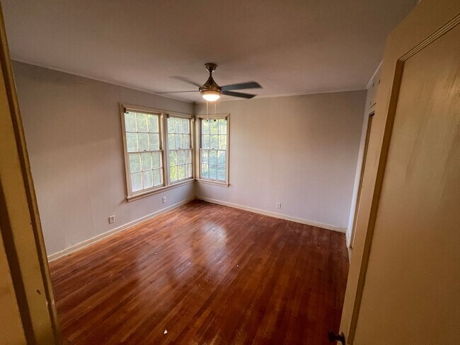 Building Photo - Just Remodeled 2 Bed, 1 Bath Home