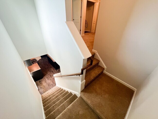 Building Photo - Beautiful 3 bedroom, 2 1/2 bathroom home i...