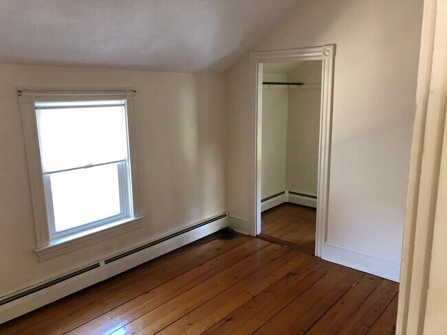 Building Photo - 1166 Lonsdale Ave
