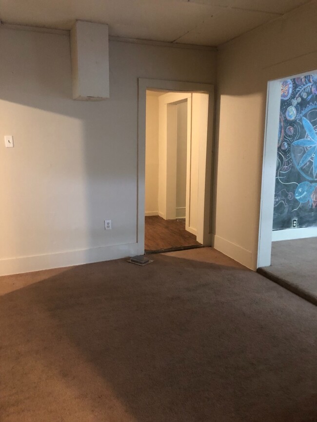 Building Photo - Walk to UF Campus! AUGUST MOVE IN! 4 bed/ ...