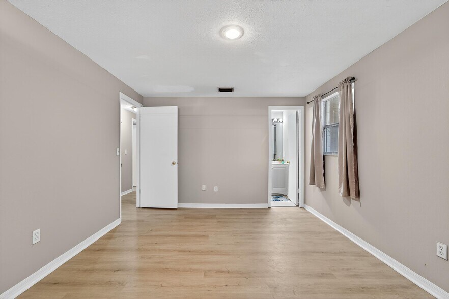 Building Photo - 1712 Village Ct
