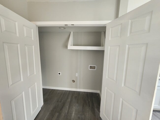 Building Photo - 205 River Oaks Dr