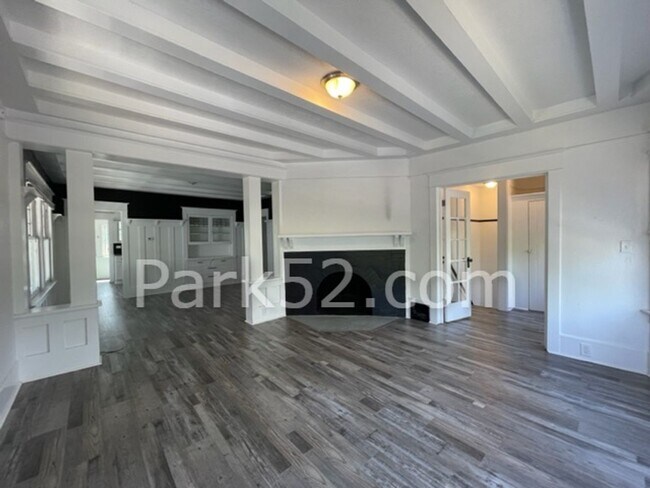 Building Photo - 2 Bedroom 1 Bathroom Duplex