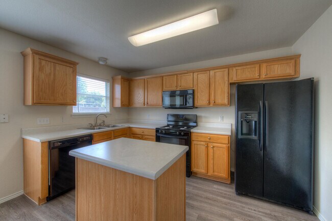 Building Photo - Very clean 4 BR 2.5 Bath