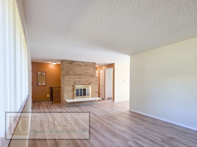 Building Photo - 298 SW Wallula Ave