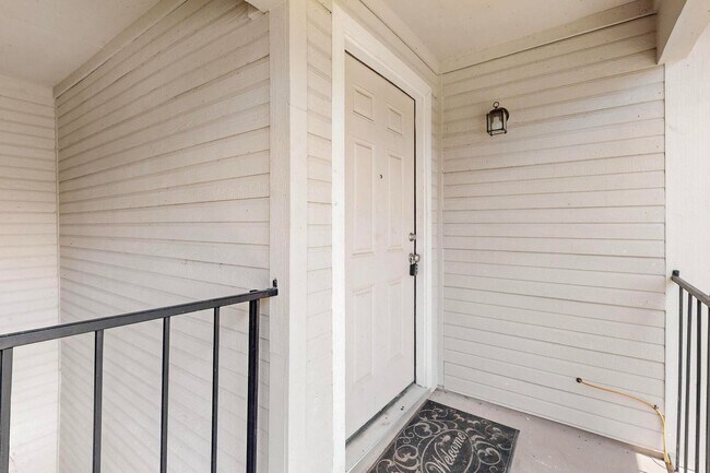 Building Photo - Stylish Upstairs Corner Unit Near Lake Ray Hubbard