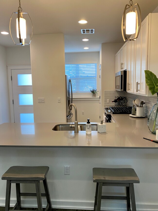 Building Photo - 6800 Menchaca Rd