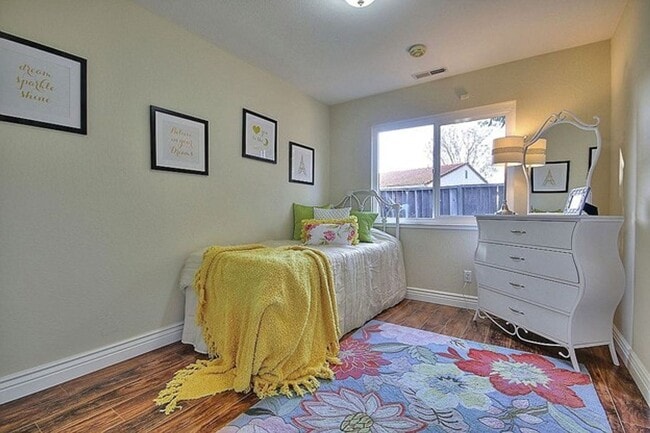 Building Photo - $4590 / 5 BR -GORGEOUS MODEL HOME IN THE W...