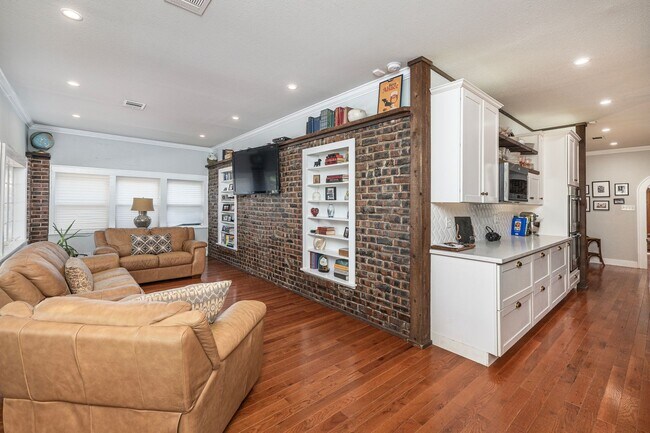 Building Photo - Berkeley Tudor For Lease!