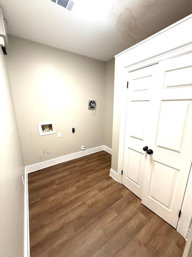 Building Photo - ** 4 Bed 3 Bath located in Old Cloverdale ** Call 334-366-9198 to schedule a self-tour