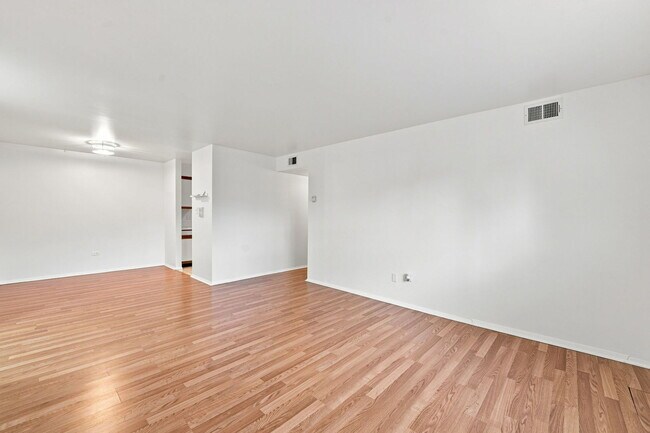 Building Photo - 6109 Knoll Wood Rd