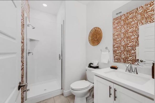 Building Photo - Dream Home Alert: 5 Bedrooms of Pure Comfo...
