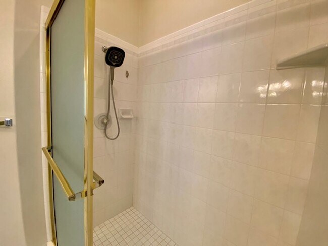 Building Photo - SPACIOUS HOME FOR RENT!