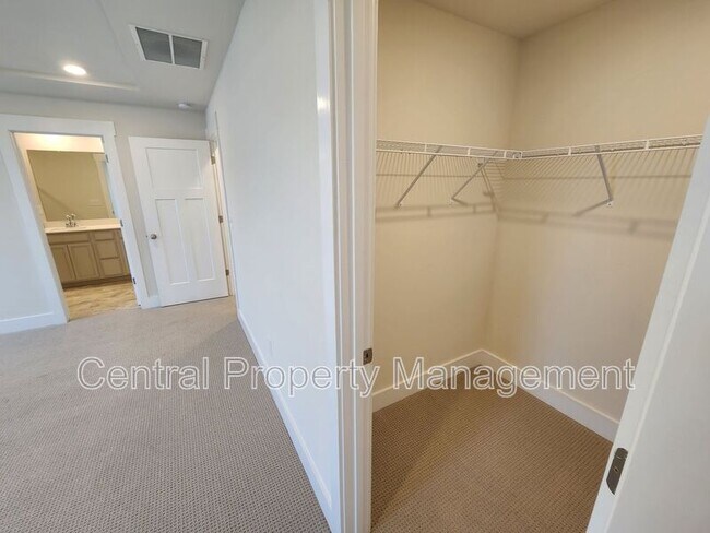 Building Photo - 112 Outback Dr