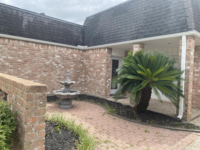 Building Photo - 5 Bendwood Dr