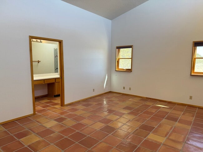 Building Photo - 5 Oriente Ct