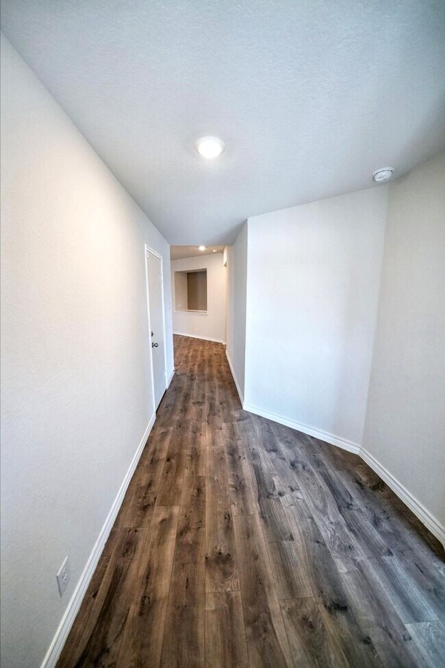 Building Photo - Stunning 4-Bedroom Home in Cobalt Canyon, ...