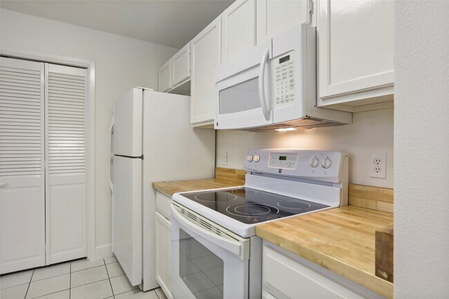 Building Photo - 28 Sawmill Grove Ln