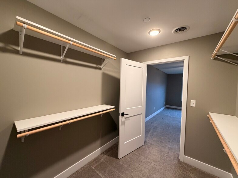 Building Photo - 746 Golden Spring Dr