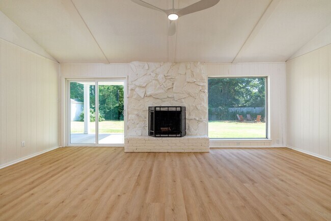 Building Photo - 2212 Ridge Ln