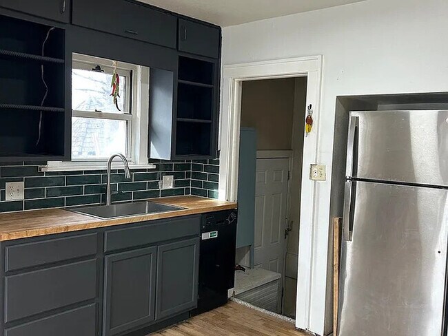 Building Photo - 635 N Chautauqua Ave