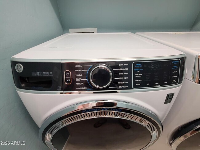 Building Photo - 1666 E Lee Dr