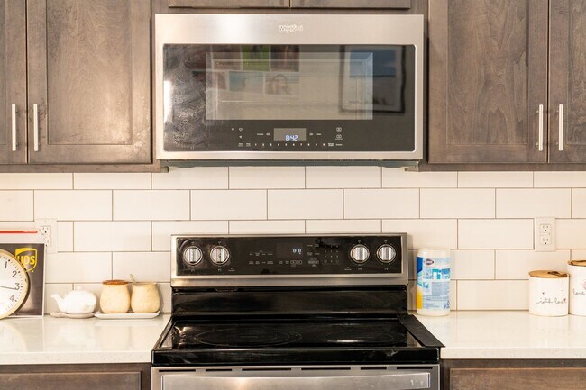 Building Photo - 3B/3B cozy townhome