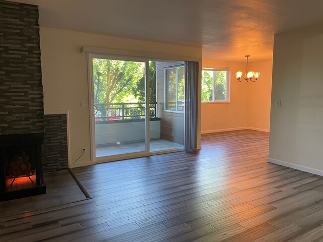 Building Photo - $500 off 1st months rent!!  Bright and Modern Northgate Condo!