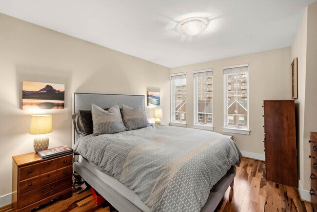 Building Photo - U St Penthouse