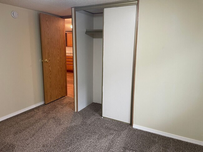 Building Photo - Lakefront Living In McConihe Flats!!