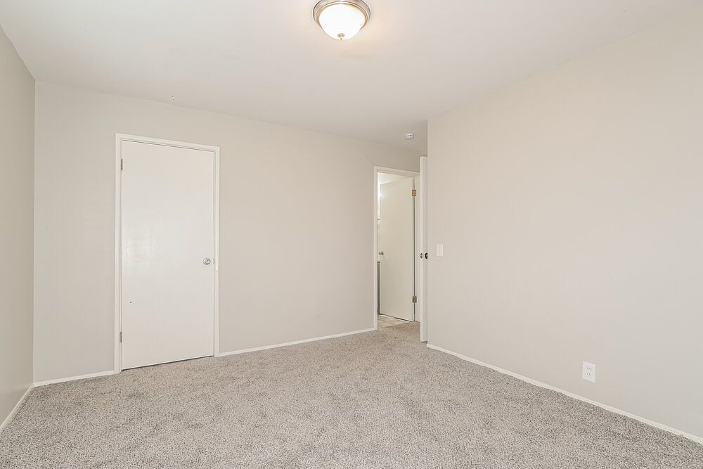 Building Photo - 13 Cricket Ct