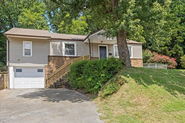 Building Photo - 4 bedroom, 2 bath home with den and garage...