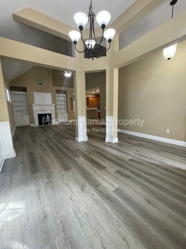 Building Photo - 546 Town Square Way