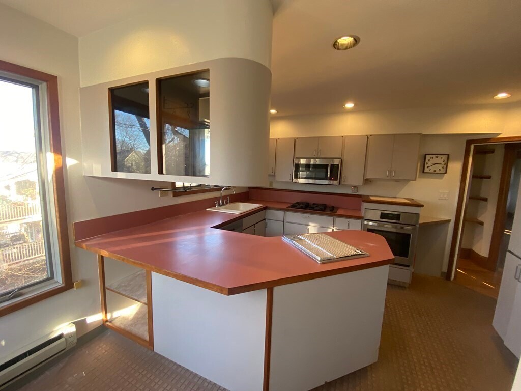Building Photo - 96 Alban St