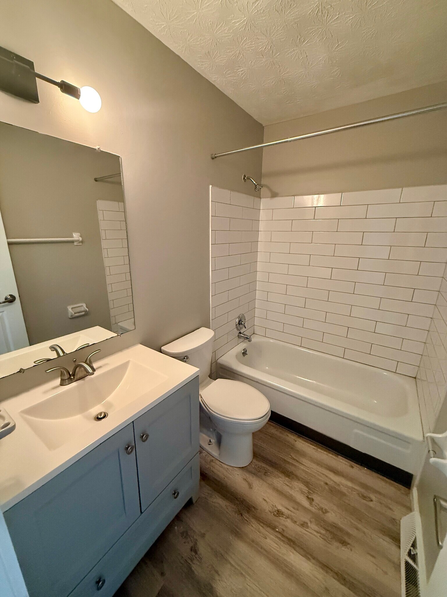 Building Photo - 5584 Chatford Dr