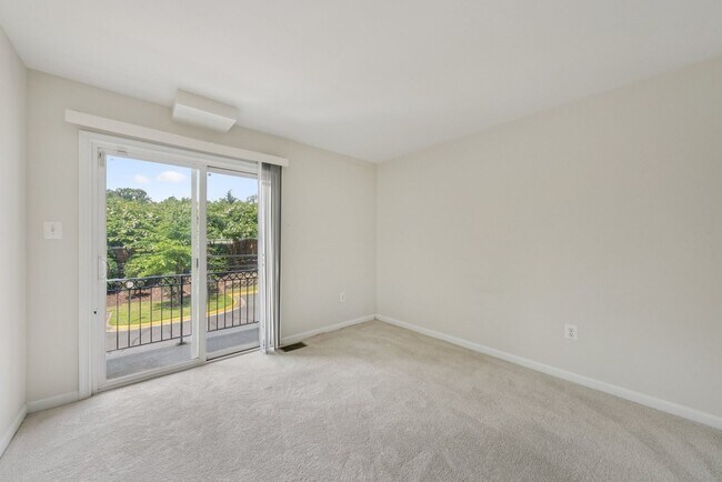 Building Photo - Beautiful End-Unit Townhome-Style Condo Ne...