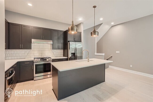 Building Photo - 865 Cavanaugh Avenue SE