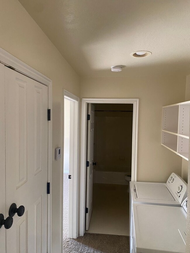 Building Photo - One Bedroom near Utah Valley Hospital, Provo Recreation Center, and BYU! | Available August 25th