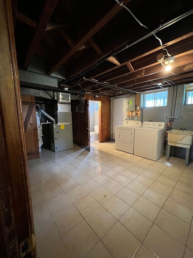 Building Photo - 3 BDRM 1.5 BTH in Baltimore City Sinclair Ln