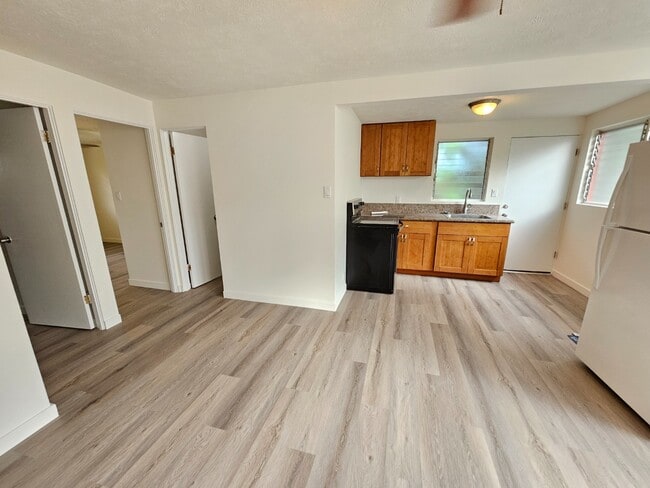 Building Photo - 2 bedroom, 1 bathroom with one driveway pa...