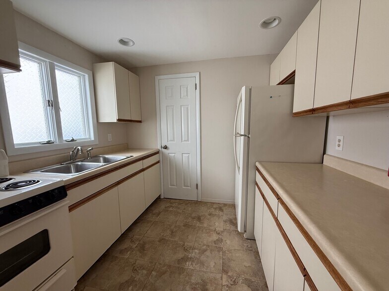 Building Photo - 590 Princeton Ave