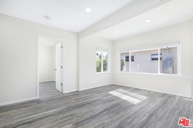 Building Photo - 1722 N Ave 45