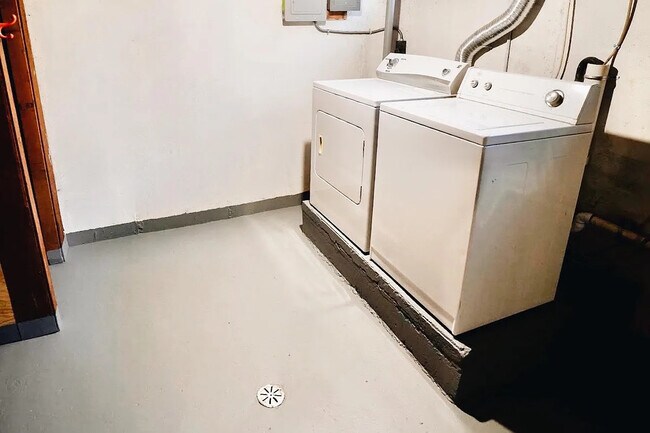 Building Photo - 22000 Gardner St