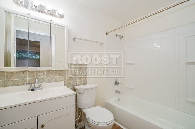 Building Photo - 4 Bed 2 Bath Home Available in Reynoldsburg!