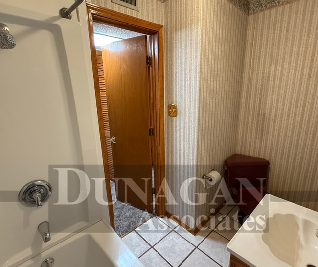 Building Photo - 9/4 2:30  PM SCHEDULED SHOWING!!