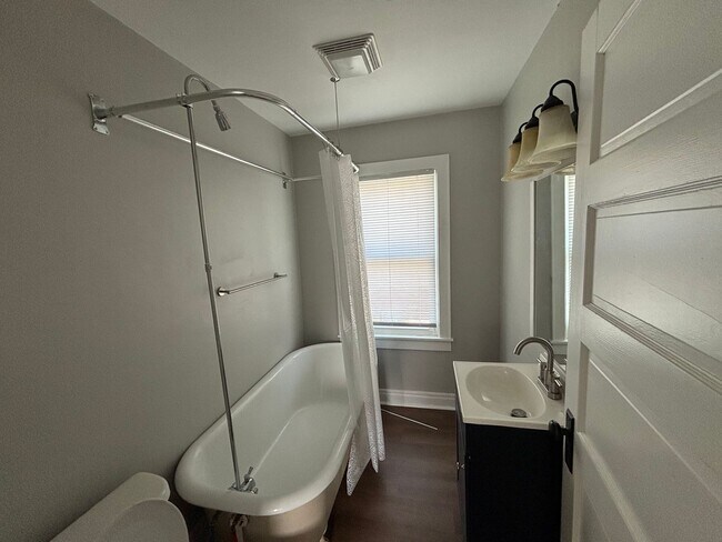 Building Photo - 3-bedroom, 1-bath house: $1050