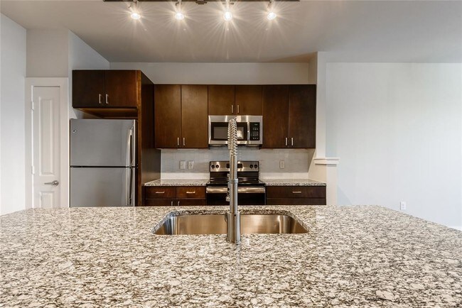 Building Photo - 1520 N Memorial Way