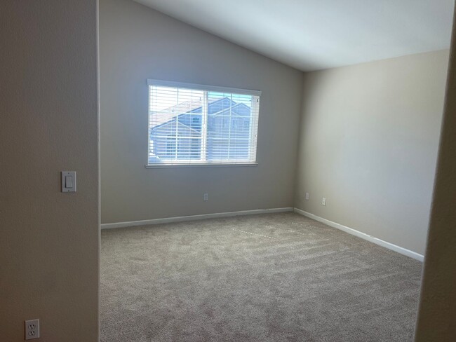 Building Photo - 2733 Sunflower Cir