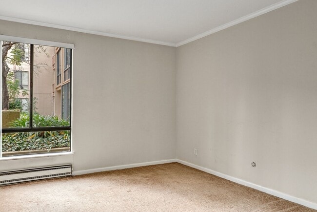 Building Photo - Sunny, 1 bedroom located on the 2nd floor ...